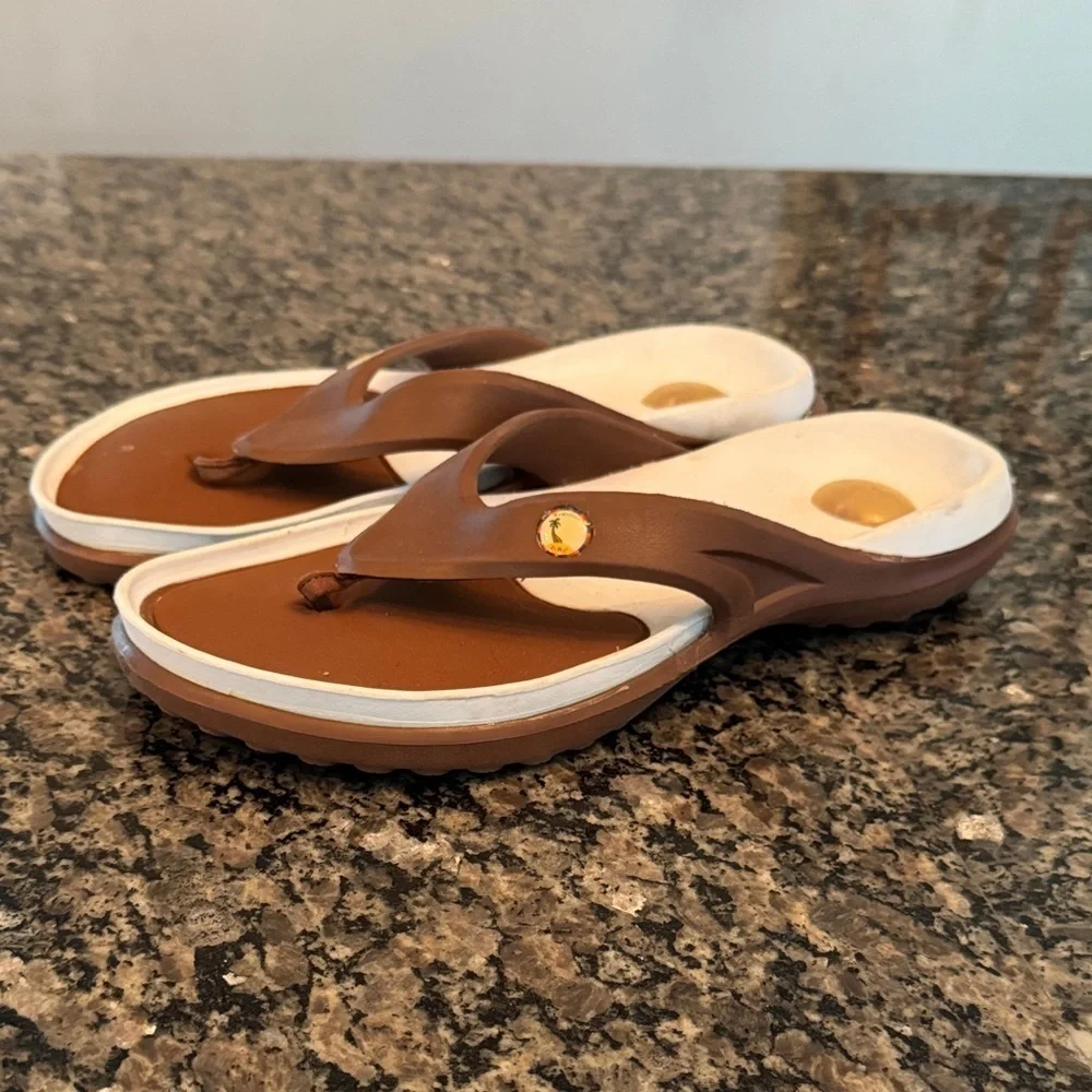 Hawaiian Jelly’s Brown Sandals with White Accents EUC 11